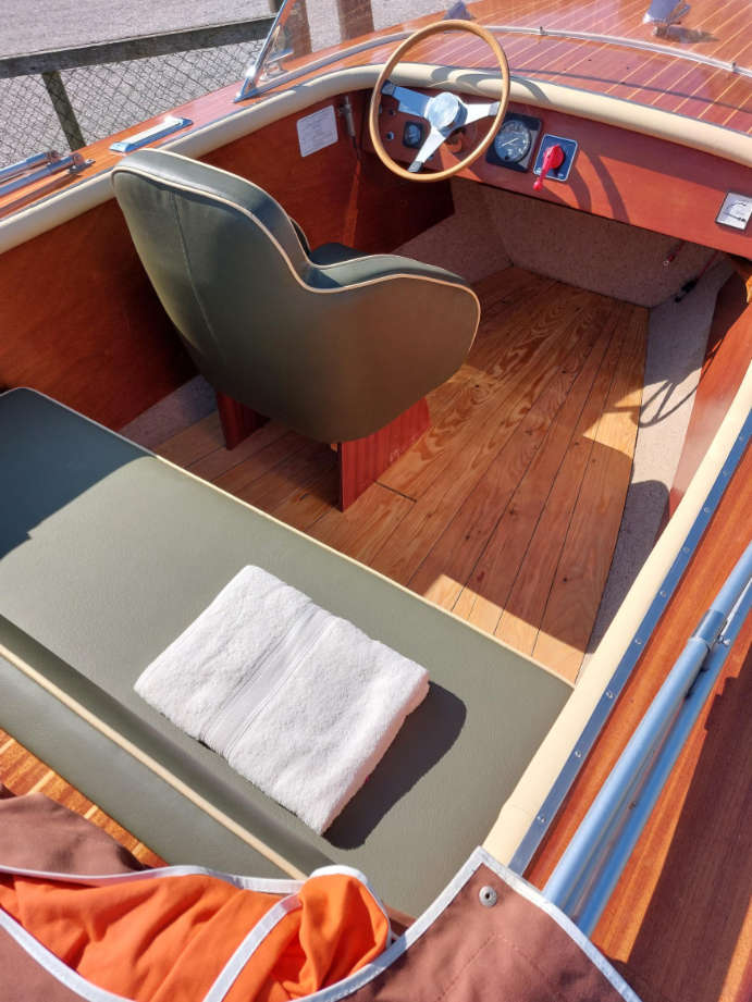 Simmerding Elektroboot-Klassiker mit Mahagoni Deck