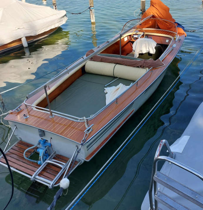 Simmerding Elektroboot-Klassiker mit Mahagoni Deck